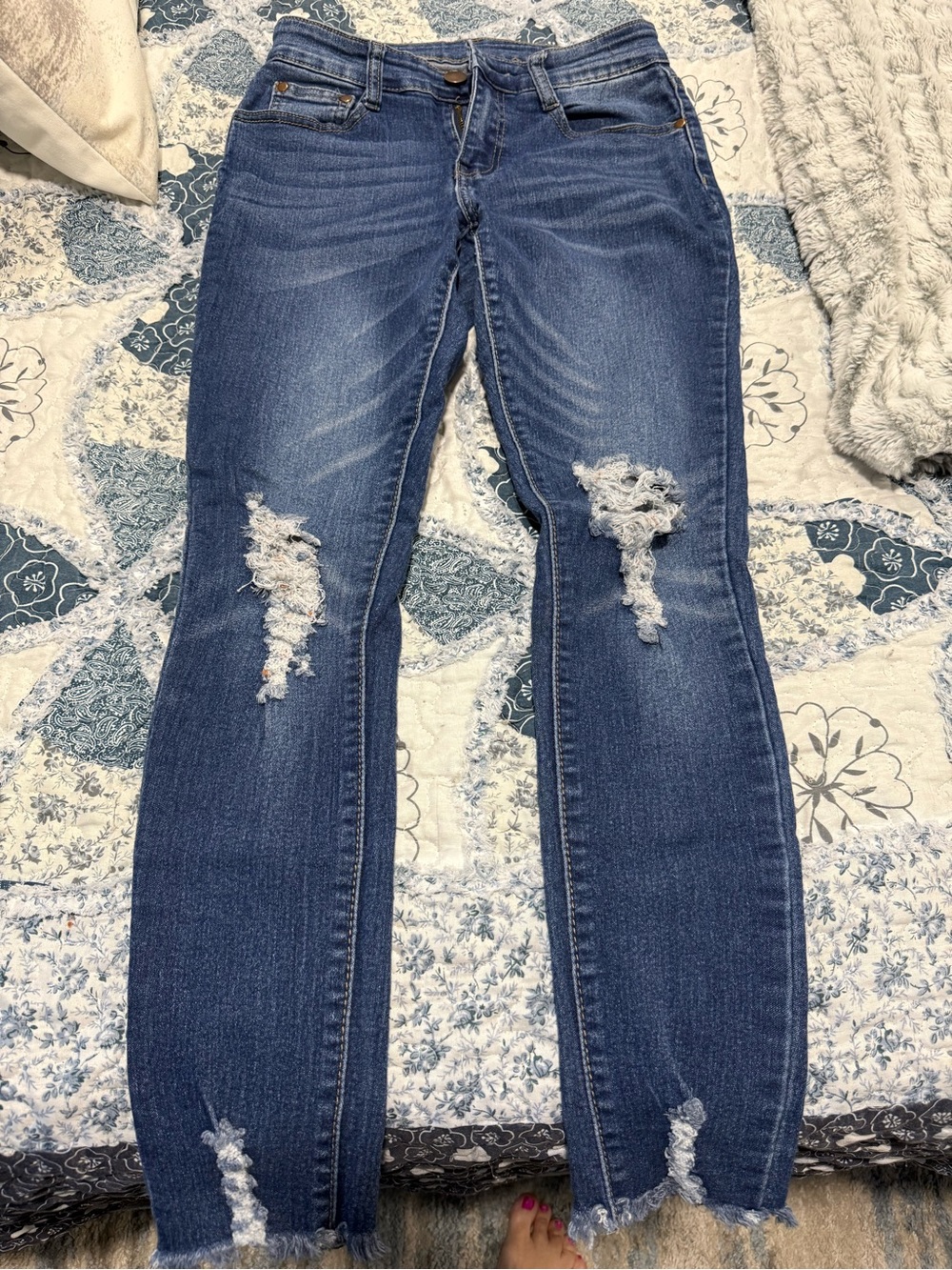 Women's Distressed Skinny Jeans in Blue Wash